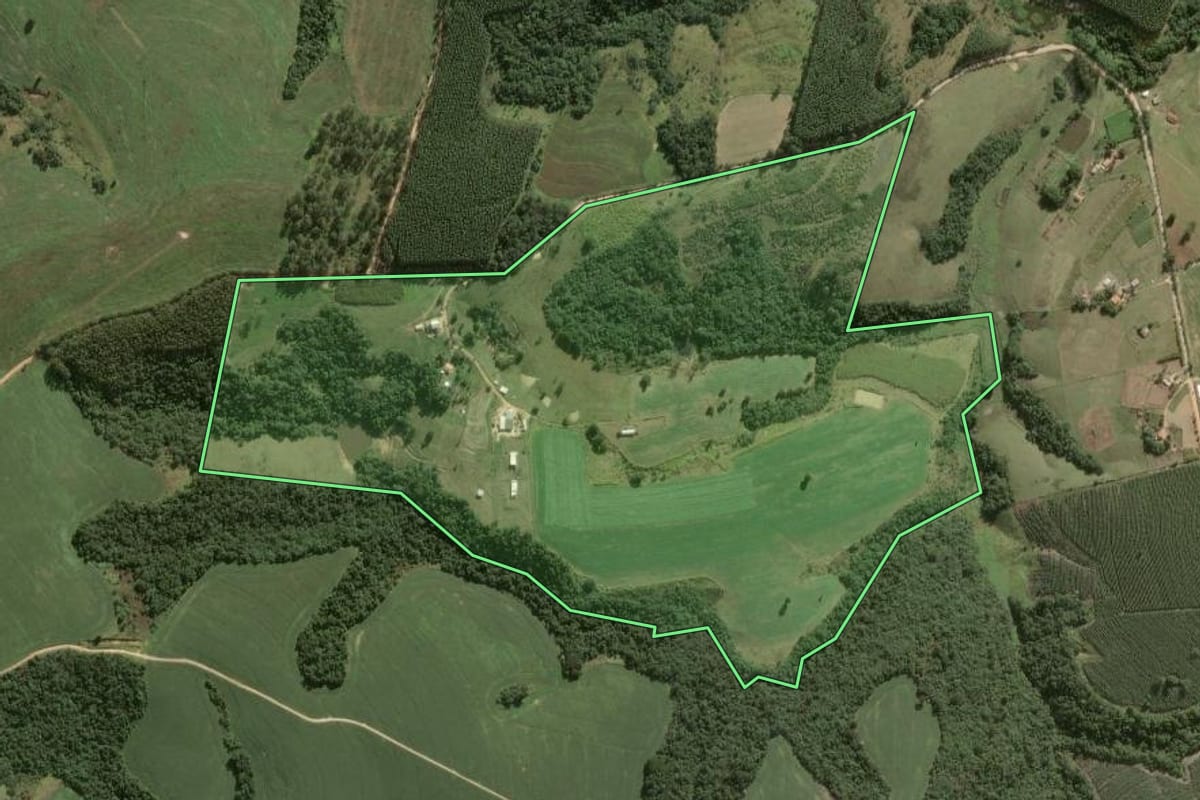 Imagem de satélite do imóvel rural em Itapetininga (SP), com o contorno declarado no CAR desenhado por cima.
