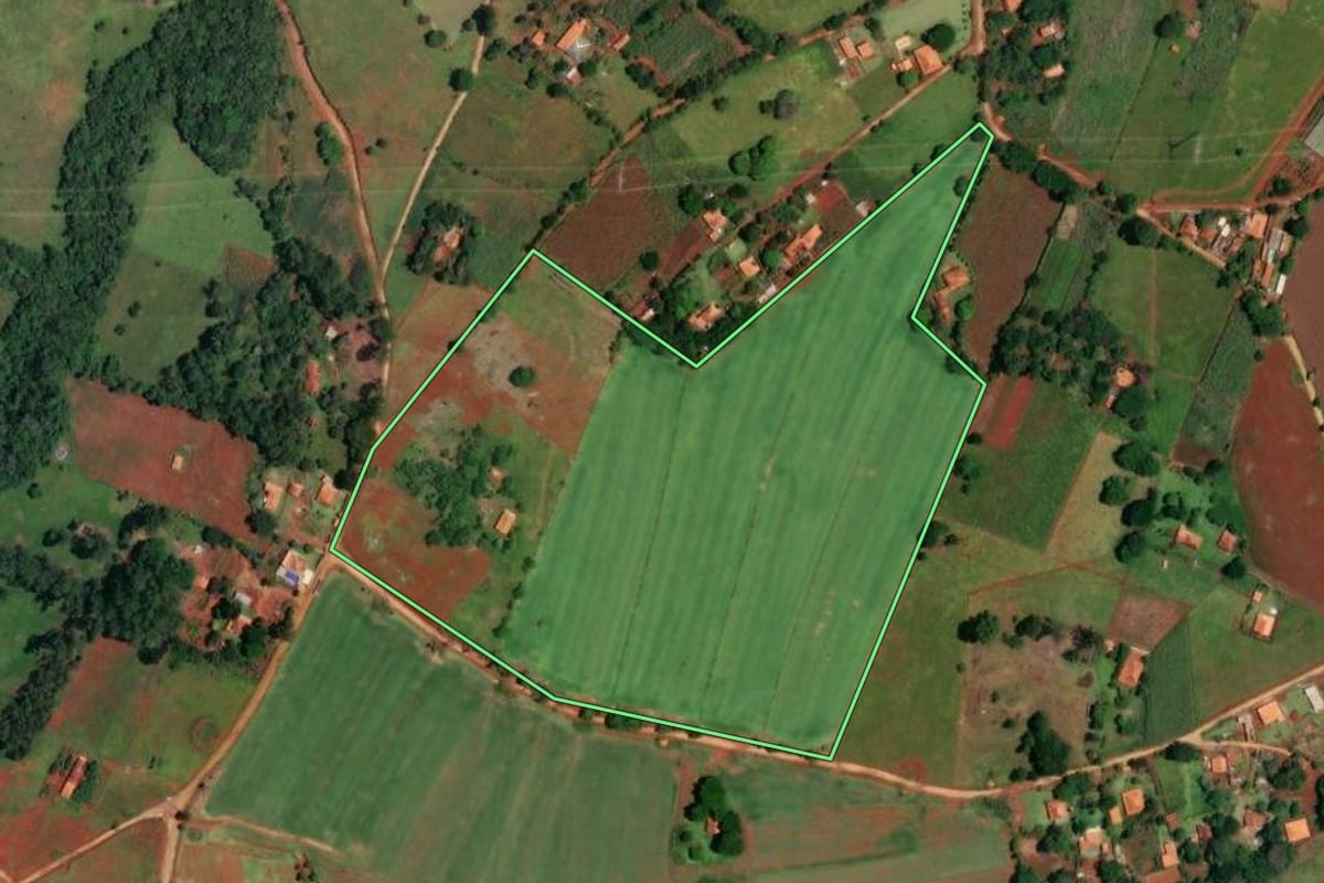 Imagem de satélite do imóvel rural em Itapetininga (SP), com o contorno declarado no CAR desenhado por cima.