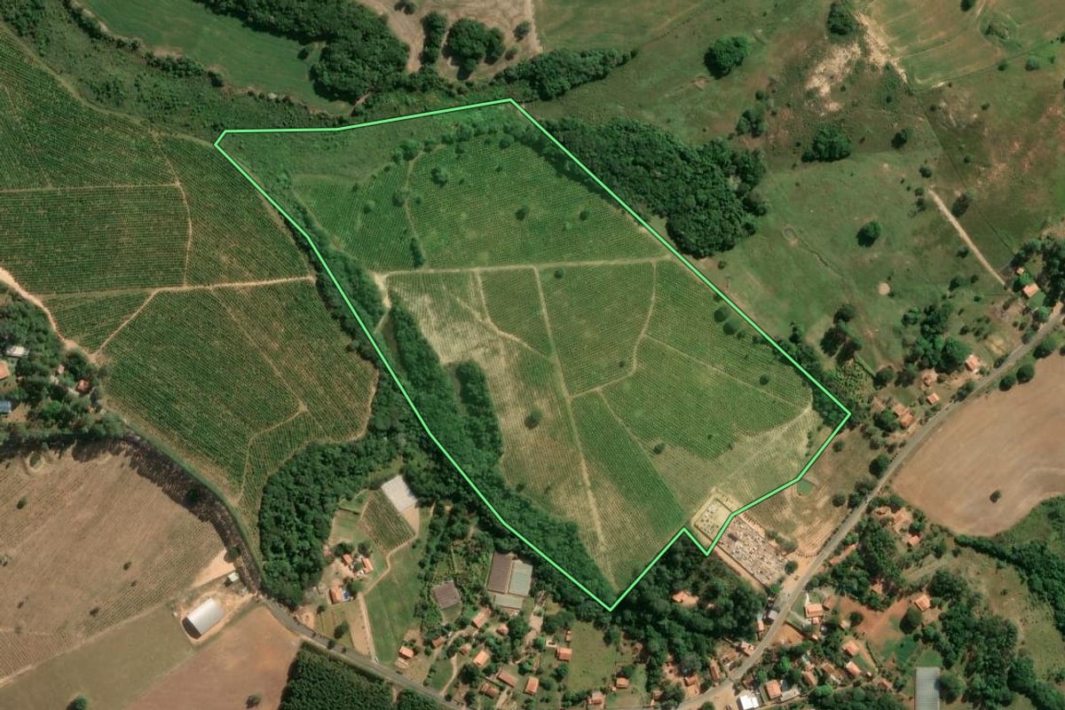 Imagem de satélite do imóvel rural em Itapetininga (SP), com o contorno declarado no CAR desenhado por cima.