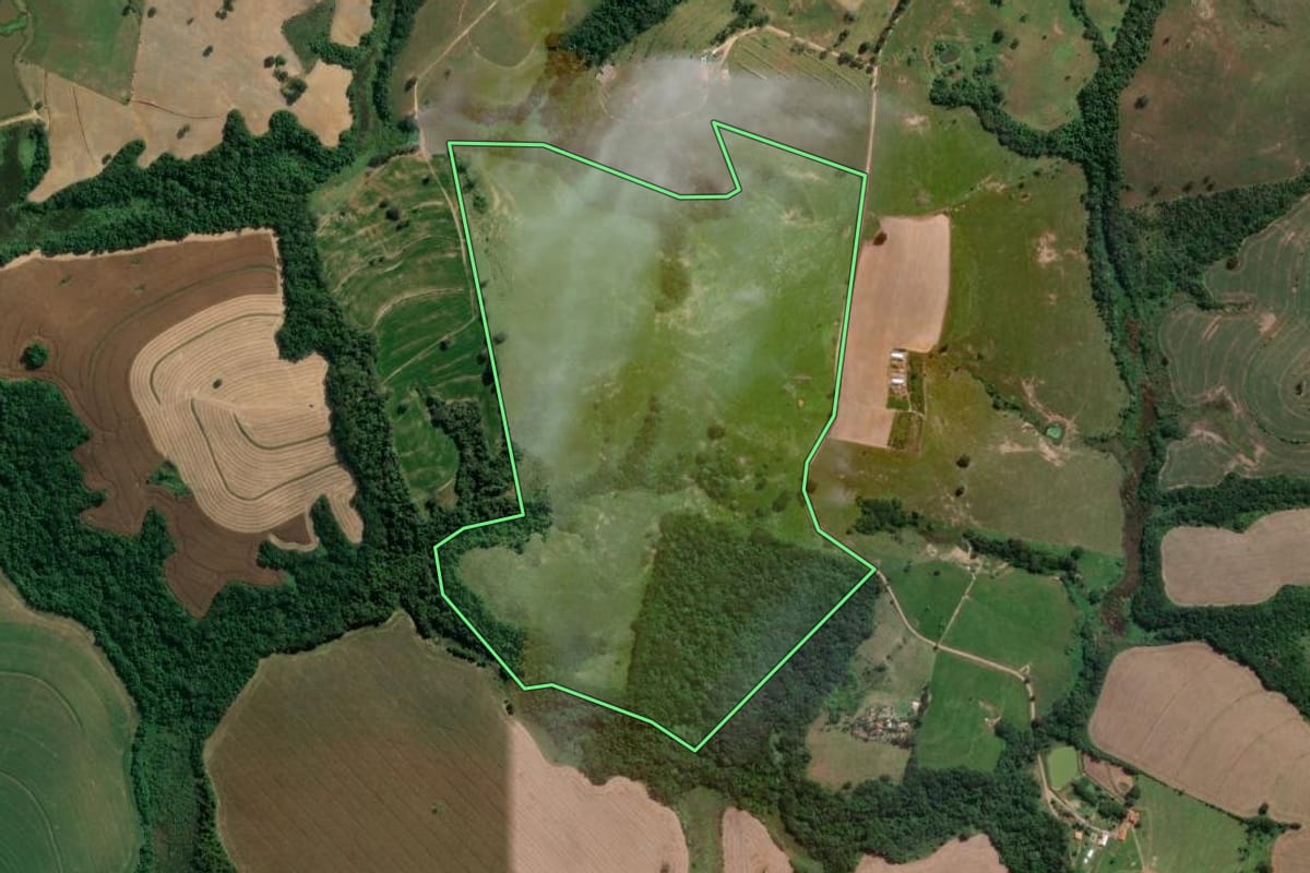Imagem de satélite do imóvel rural em Itapetininga (SP), com o contorno declarado no CAR desenhado por cima.