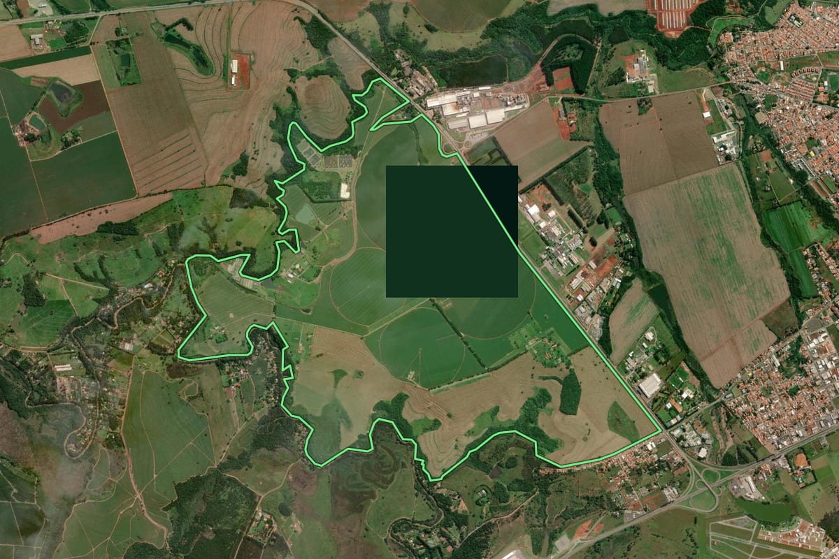 Imagem de satélite do imóvel rural em Itapetininga (SP), com o contorno declarado no CAR desenhado por cima.