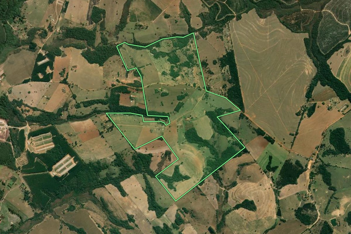 Imagem de satélite do imóvel rural em Itapetininga (SP), com o contorno declarado no CAR desenhado por cima.