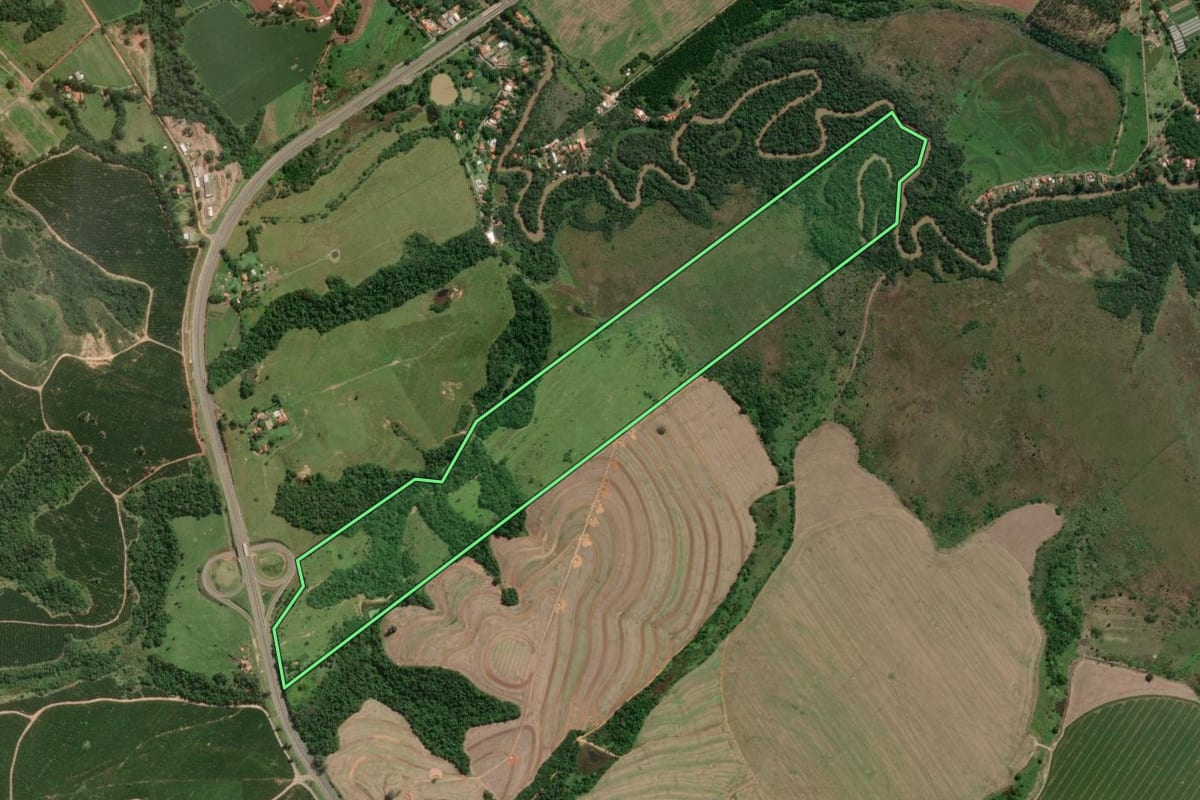 Imagem de satélite do imóvel rural em Itapetininga (SP), com o contorno declarado no CAR desenhado por cima.