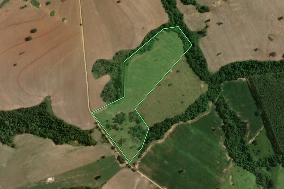 Imagem de satélite do imóvel rural em Itapetininga (SP), com o contorno declarado no CAR desenhado por cima.