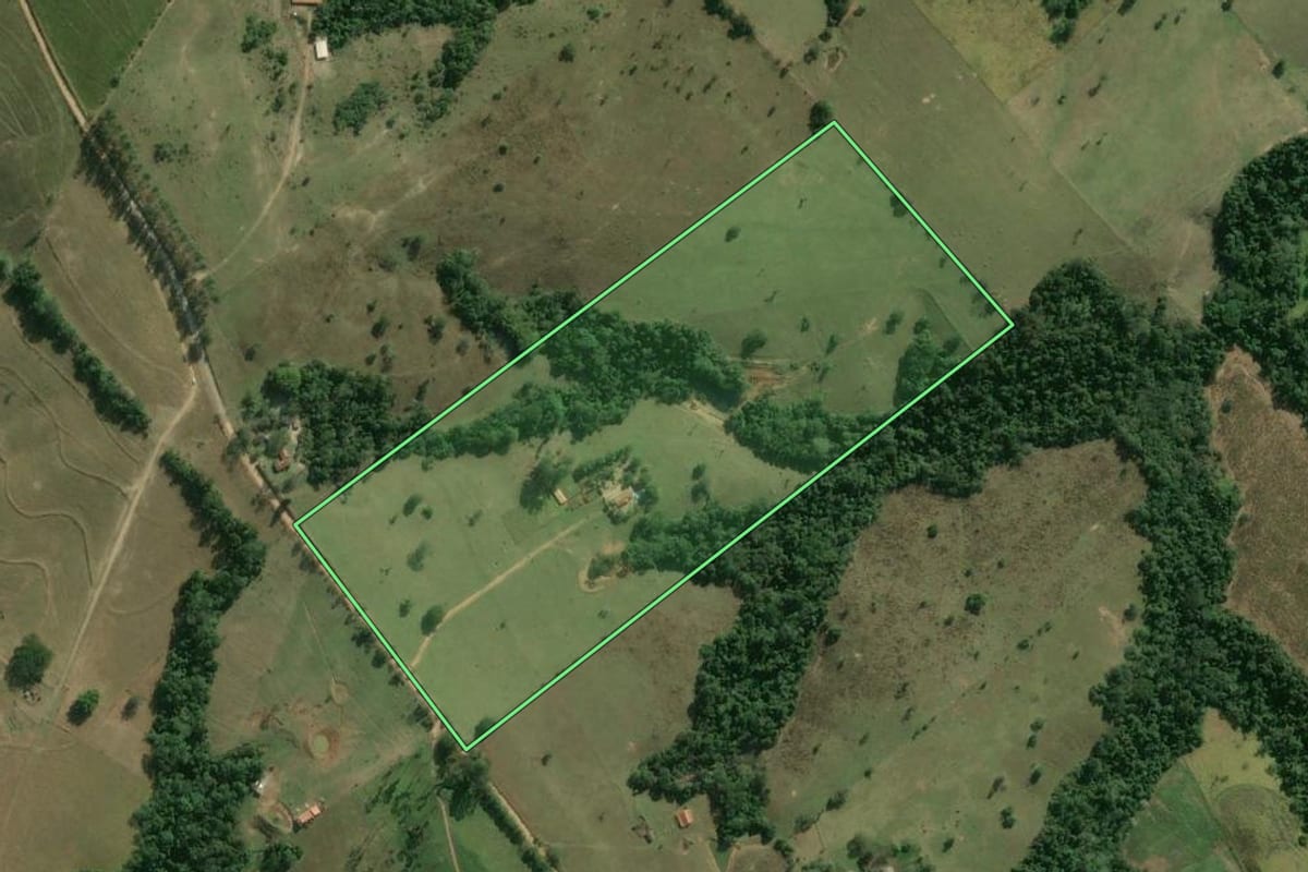 Imagem de satélite do imóvel rural em Itapetininga (SP), com o contorno declarado no CAR desenhado por cima.