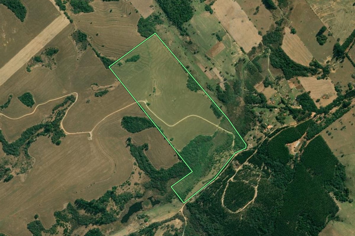 Imagem de satélite do imóvel rural em Itapetininga (SP), com o contorno declarado no CAR desenhado por cima.