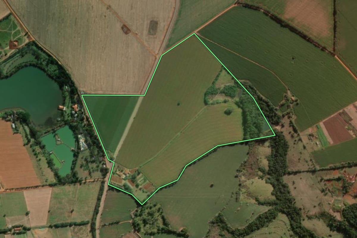 Imagem de satélite do imóvel rural em Itapetininga (SP), com o contorno declarado no CAR desenhado por cima.