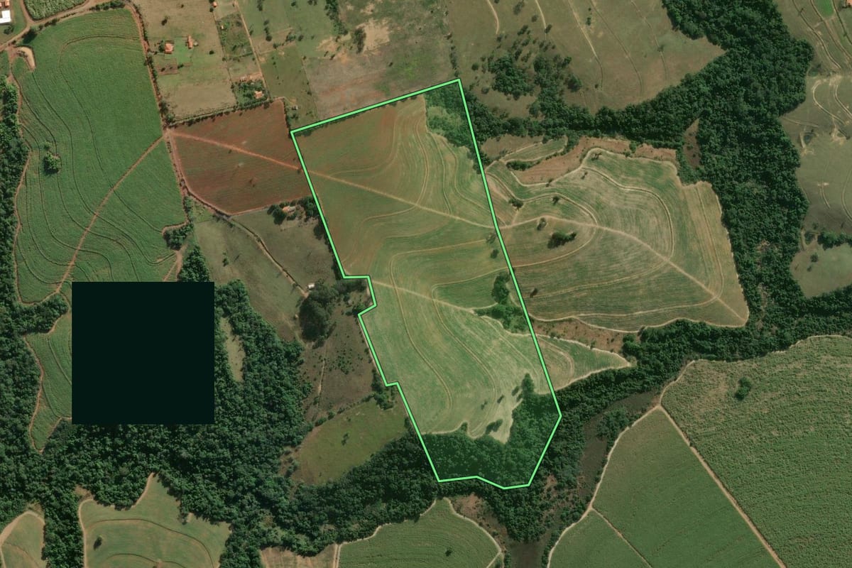 Imagem de satélite do imóvel rural em Itapetininga (SP), com o contorno declarado no CAR desenhado por cima.