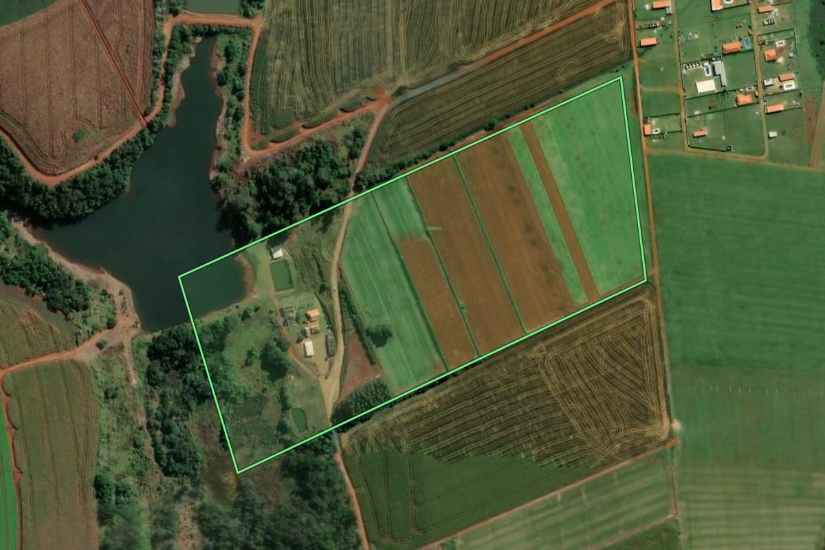 Imagem de satélite do imóvel rural em Itapetininga (SP), com o contorno declarado no CAR desenhado por cima.