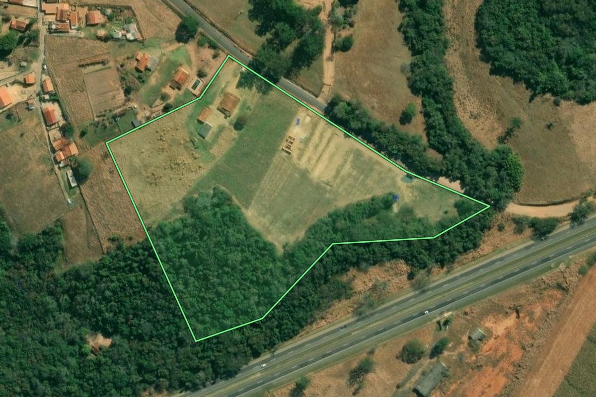 Imagem de satélite do imóvel rural em Itapetininga (SP), com o contorno declarado no CAR desenhado por cima.