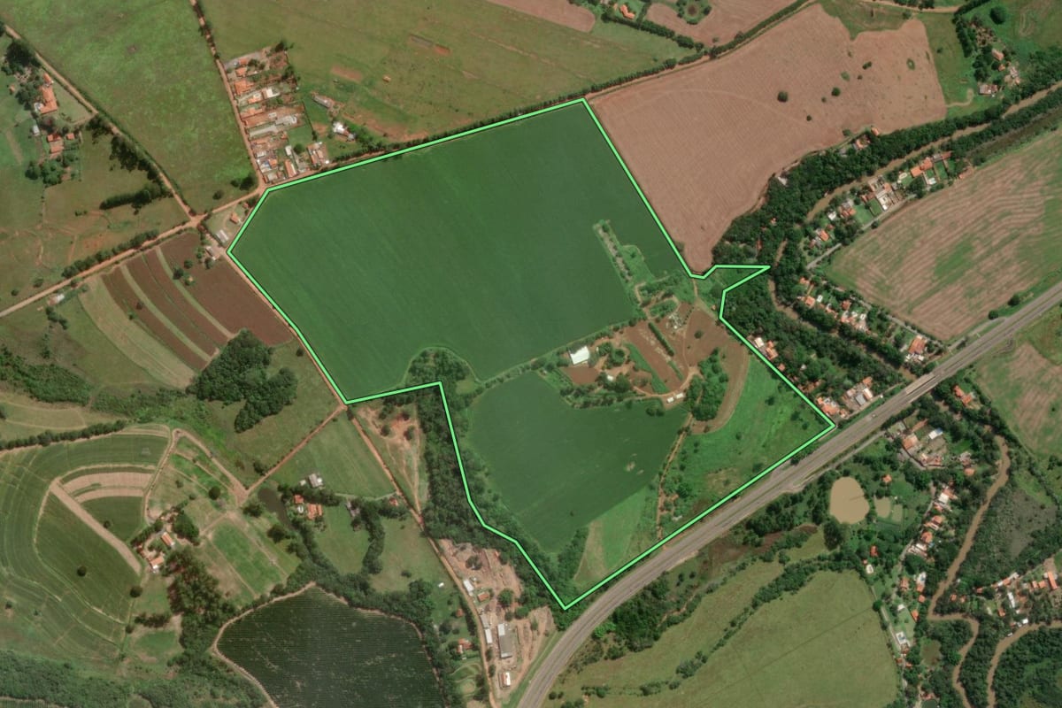 Imagem de satélite do imóvel rural em Itapetininga (SP), com o contorno declarado no CAR desenhado por cima.