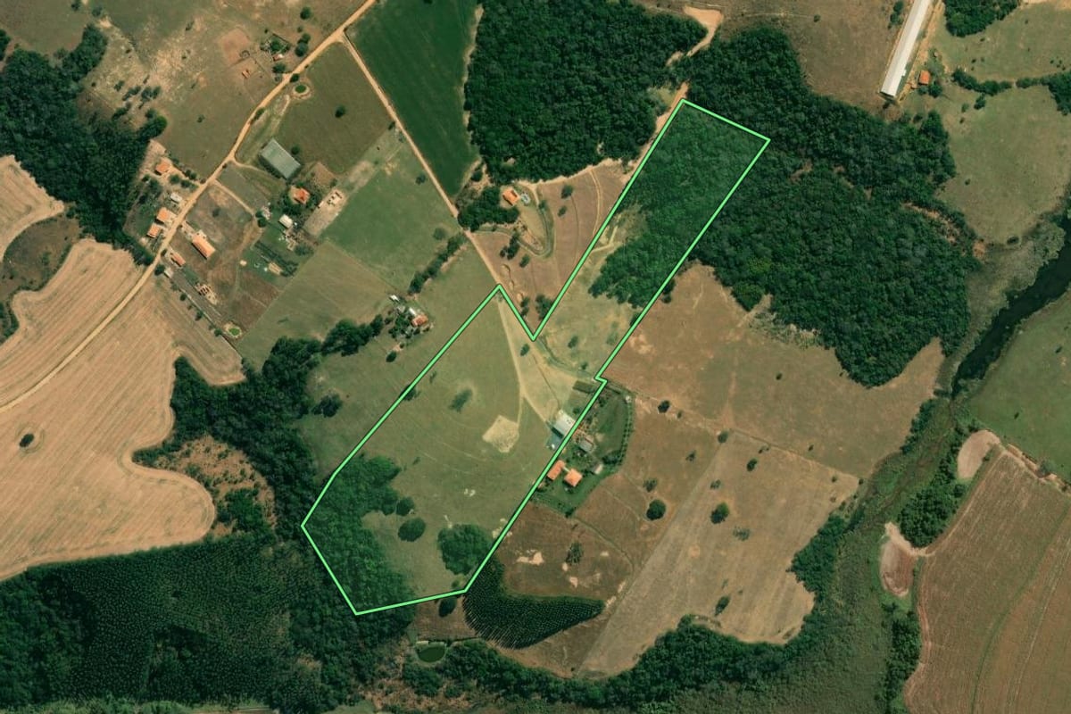 Imagem de satélite do imóvel rural em Itapetininga (SP), com o contorno declarado no CAR desenhado por cima.