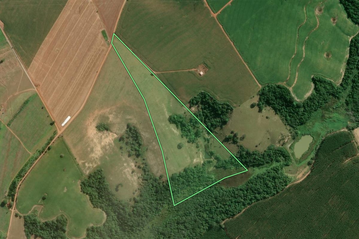 Imagem de satélite do imóvel rural em Itapetininga (SP), com o contorno declarado no CAR desenhado por cima.