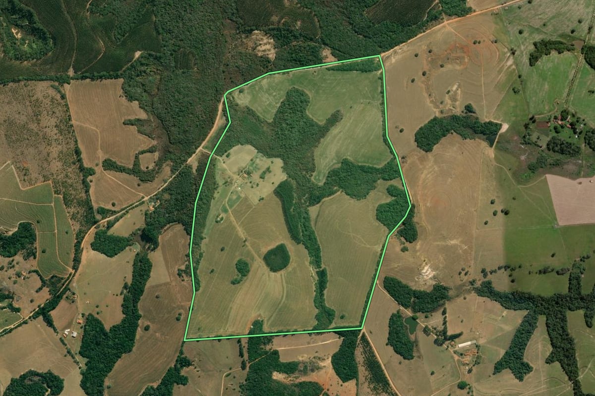 Imagem de satélite do imóvel rural em Itapetininga (SP), com o contorno declarado no CAR desenhado por cima.