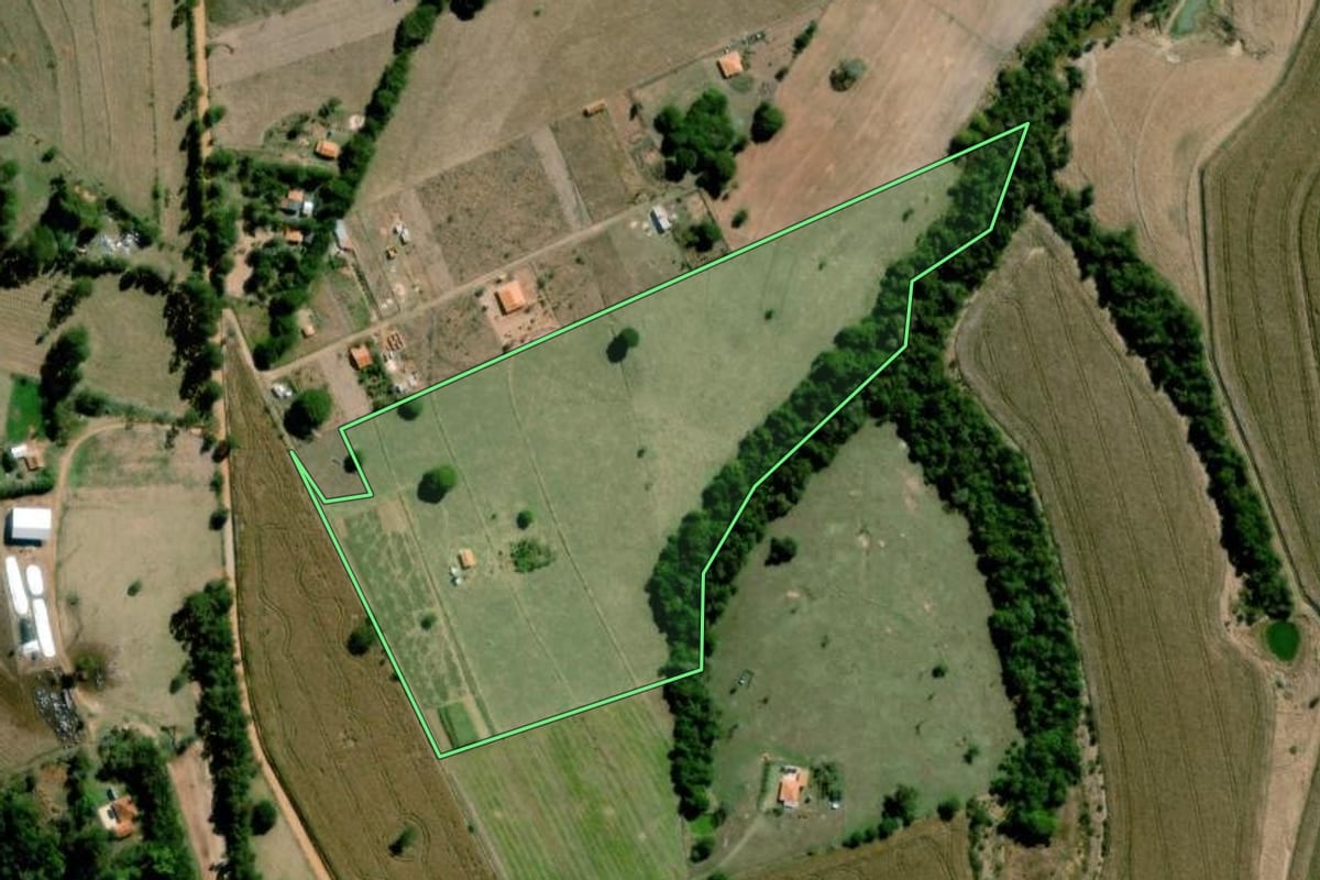 Imagem de satélite do imóvel rural em Itapetininga (SP), com o contorno declarado no CAR desenhado por cima.