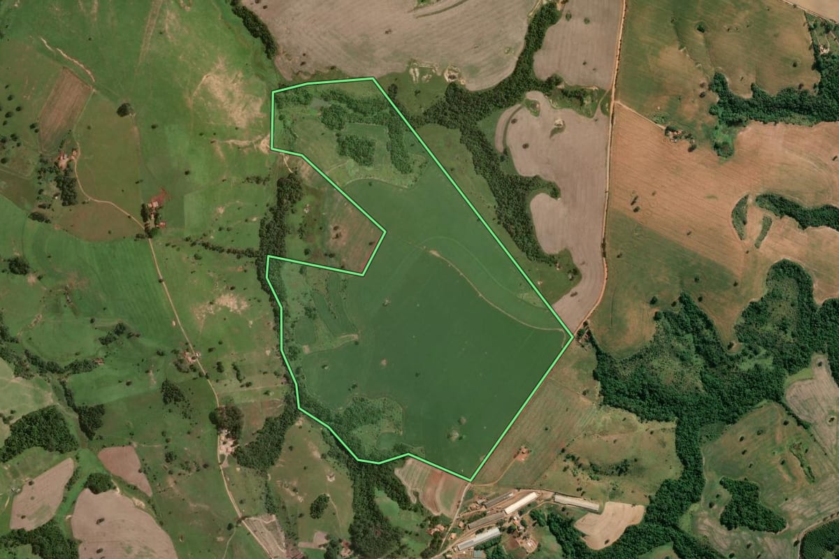 Imagem de satélite do imóvel rural em Itapetininga (SP), com o contorno declarado no CAR desenhado por cima.