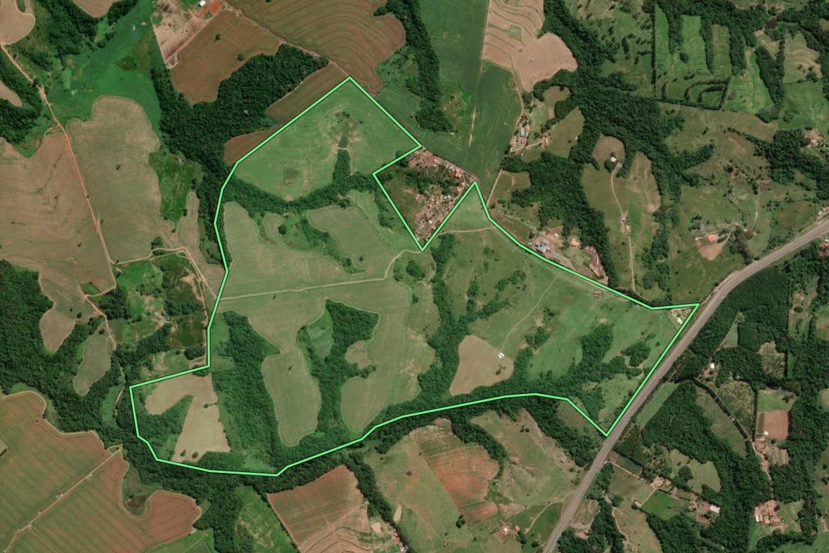 Imagem de satélite do imóvel rural em Itapetininga (SP), com o contorno declarado no CAR desenhado por cima.