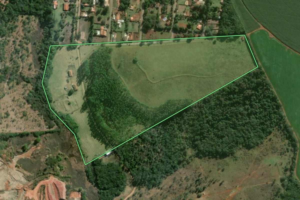 Imagem de satélite do imóvel rural em Itapetininga (SP), com o contorno declarado no CAR desenhado por cima.