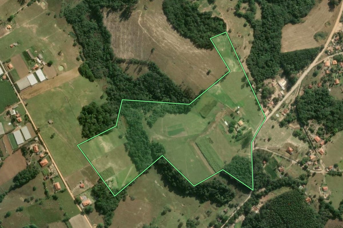 Imagem de satélite do imóvel rural em Itapetininga (SP), com o contorno declarado no CAR desenhado por cima.