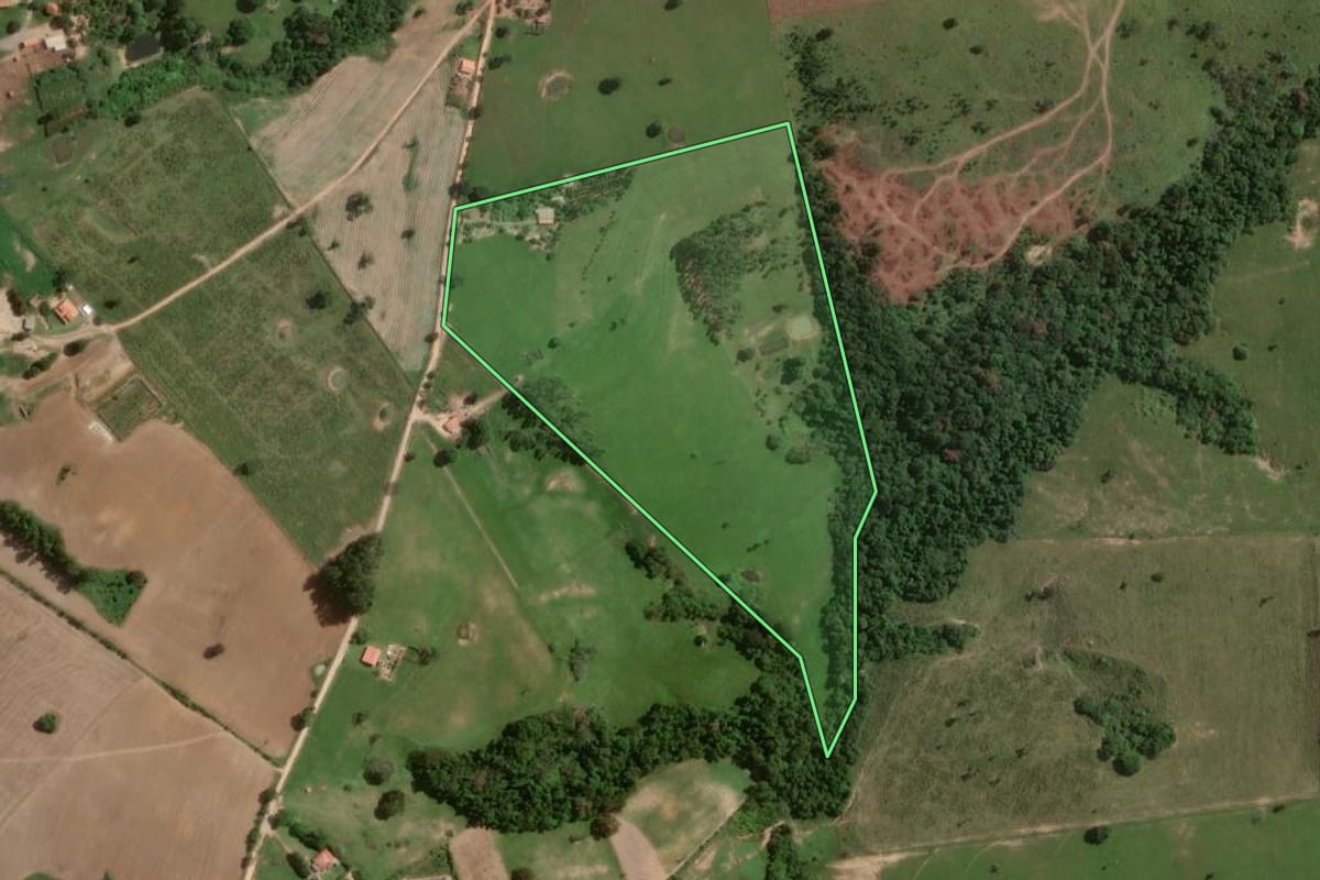 Imagem de satélite do imóvel rural em Itapetininga (SP), com o contorno declarado no CAR desenhado por cima.