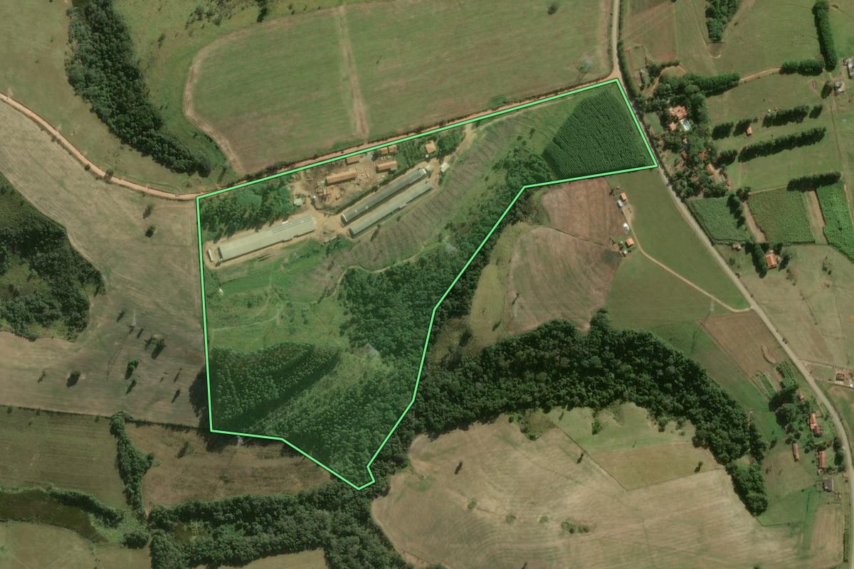 Imagem de satélite do imóvel rural em Itapetininga (SP), com o contorno declarado no CAR desenhado por cima.