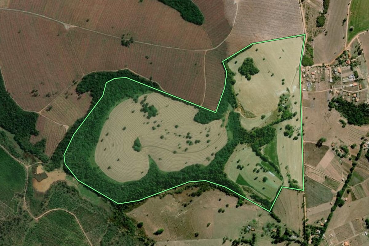 Imagem de satélite do imóvel rural em Itapetininga (SP), com o contorno declarado no CAR desenhado por cima.