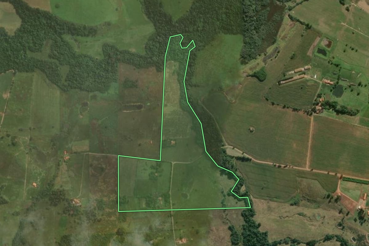 Imagem de satélite do imóvel rural em Itapetininga (SP), com o contorno declarado no CAR desenhado por cima.