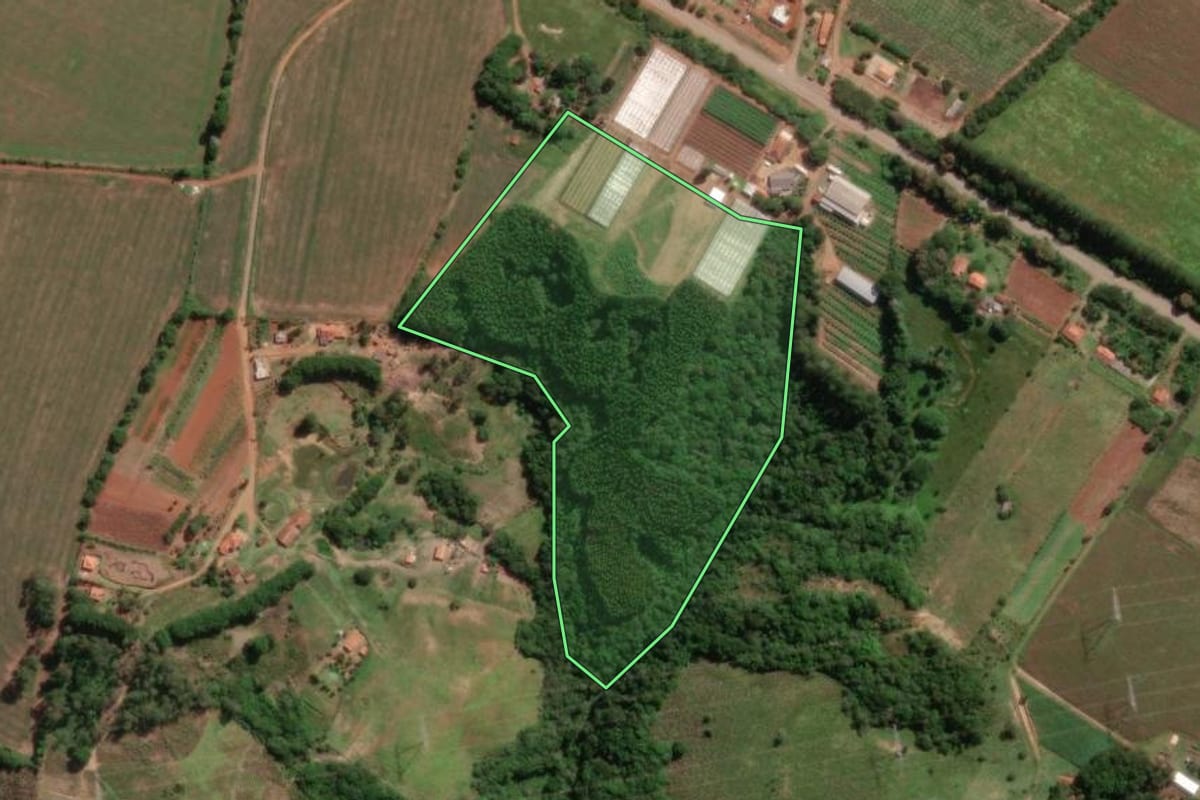 Imagem de satélite do imóvel rural em Itapetininga (SP), com o contorno declarado no CAR desenhado por cima.
