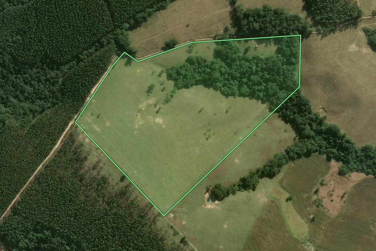 Imagem de satélite do imóvel rural em Itapetininga (SP), com o contorno declarado no CAR desenhado por cima.