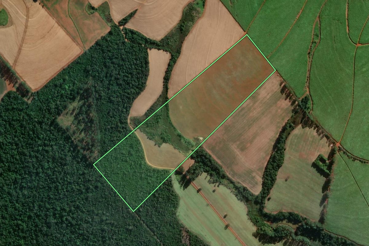 Imagem de satélite do imóvel rural em Itapetininga (SP), com o contorno declarado no CAR desenhado por cima.