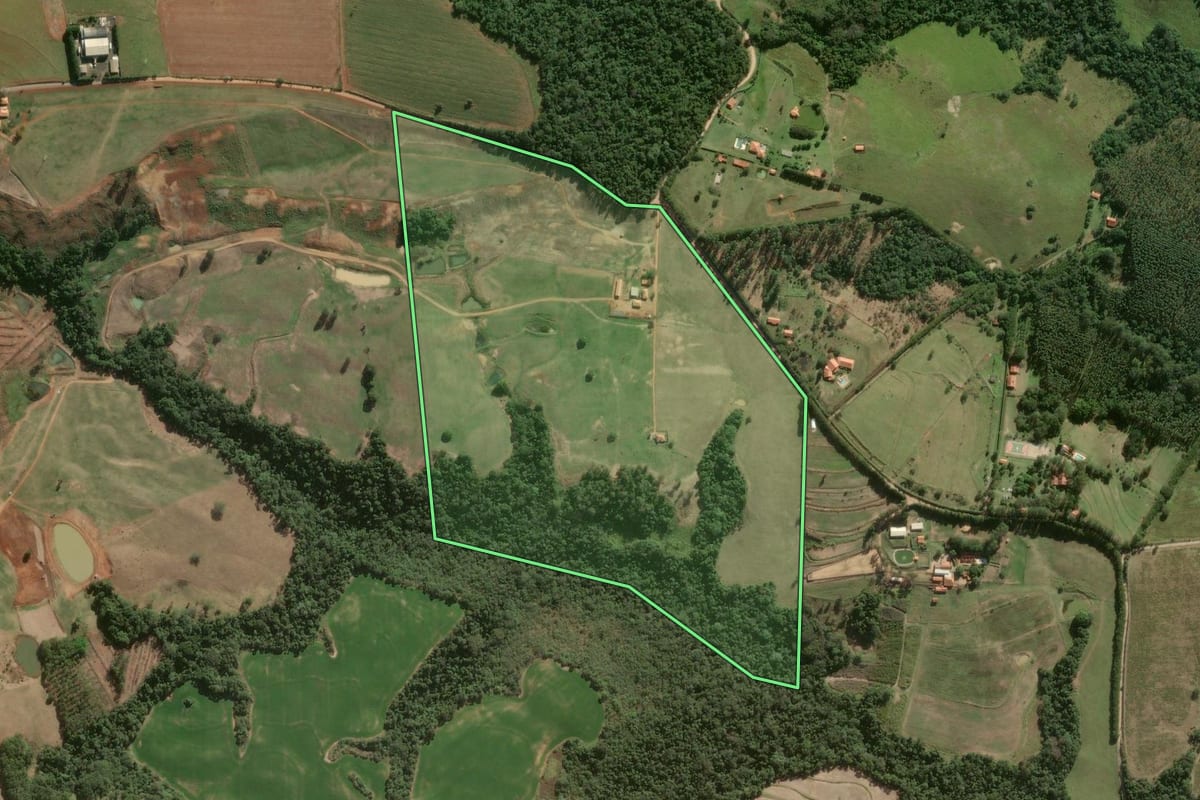 Imagem de satélite do imóvel rural em Itapetininga (SP), com o contorno declarado no CAR desenhado por cima.