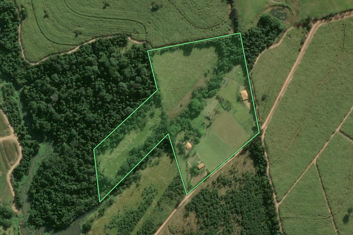 Imagem de satélite do imóvel rural em Itapetininga (SP), com o contorno declarado no CAR desenhado por cima.