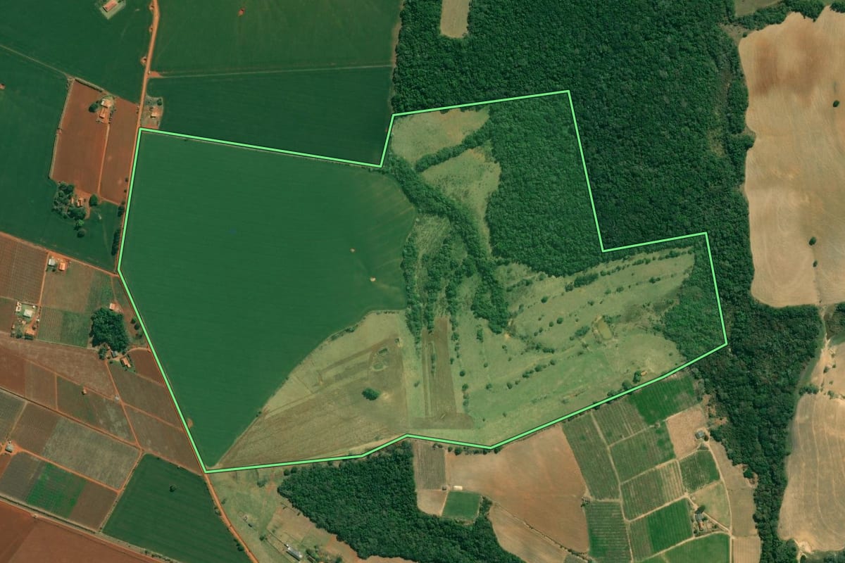Imagem de satélite do imóvel rural em Itapetininga (SP), com o contorno declarado no CAR desenhado por cima.