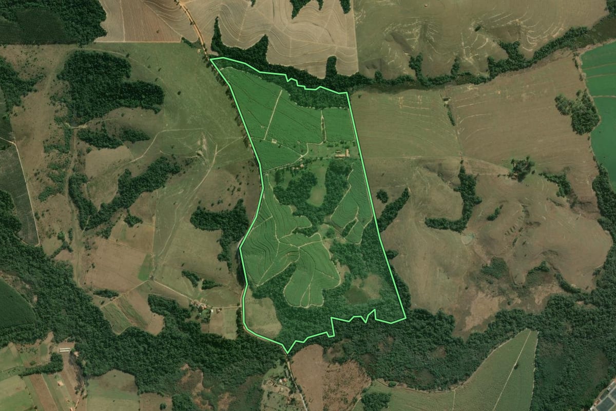 Imagem de satélite do imóvel rural em Itapetininga (SP), com o contorno declarado no CAR desenhado por cima.