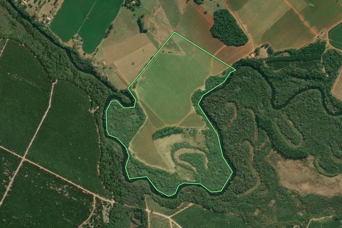 Imagem de satélite do imóvel rural em Itapetininga (SP), com o contorno declarado no CAR desenhado por cima.