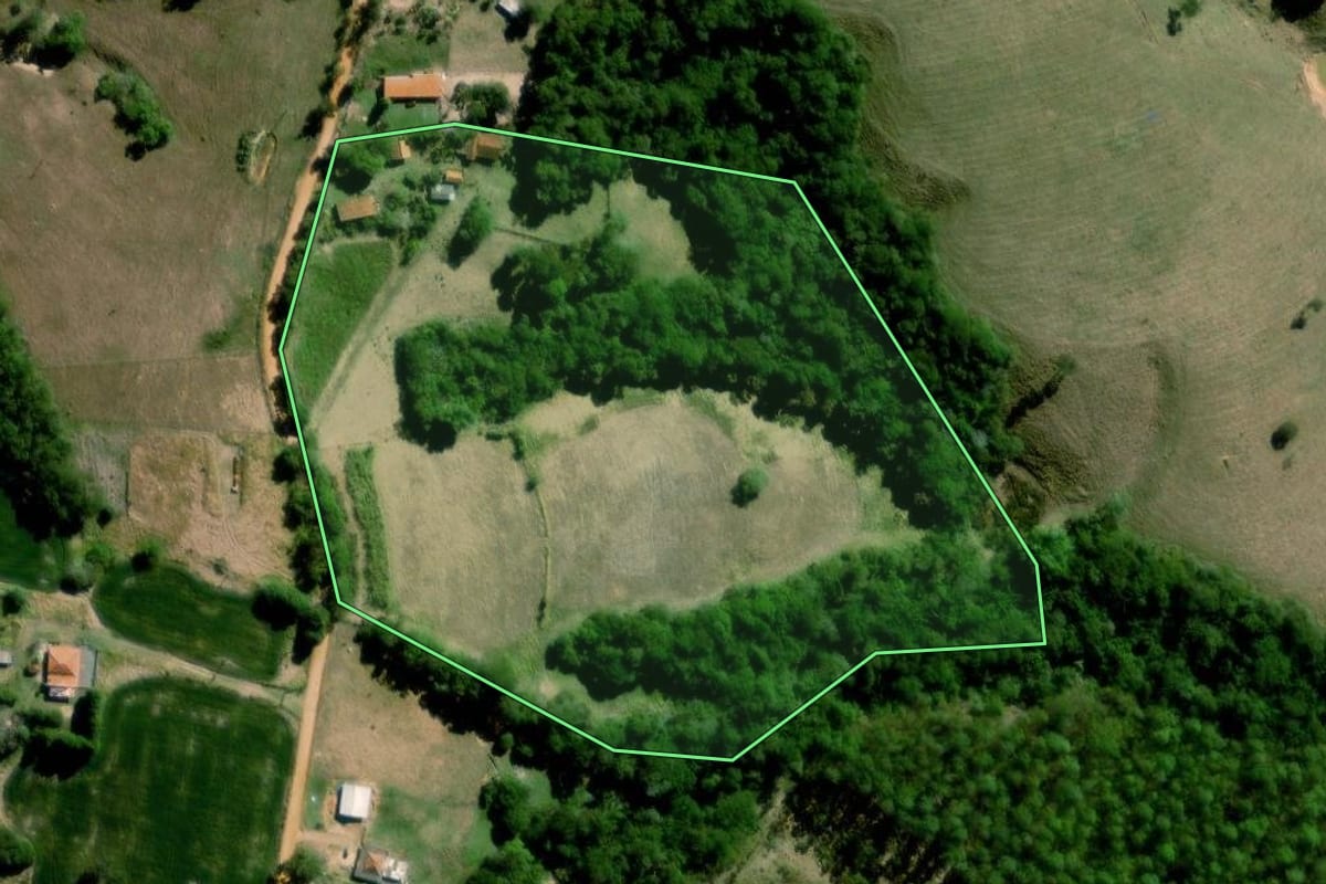 Imagem de satélite do imóvel rural em Itapetininga (SP), com o contorno declarado no CAR desenhado por cima.
