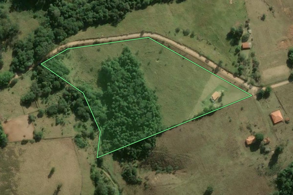 Imagem de satélite do imóvel rural em Itapetininga (SP), com o contorno declarado no CAR desenhado por cima.