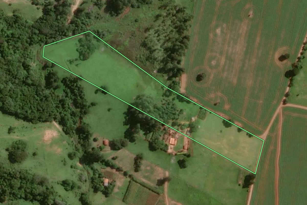 Imagem de satélite do imóvel rural em Itapetininga (SP), com o contorno declarado no CAR desenhado por cima.