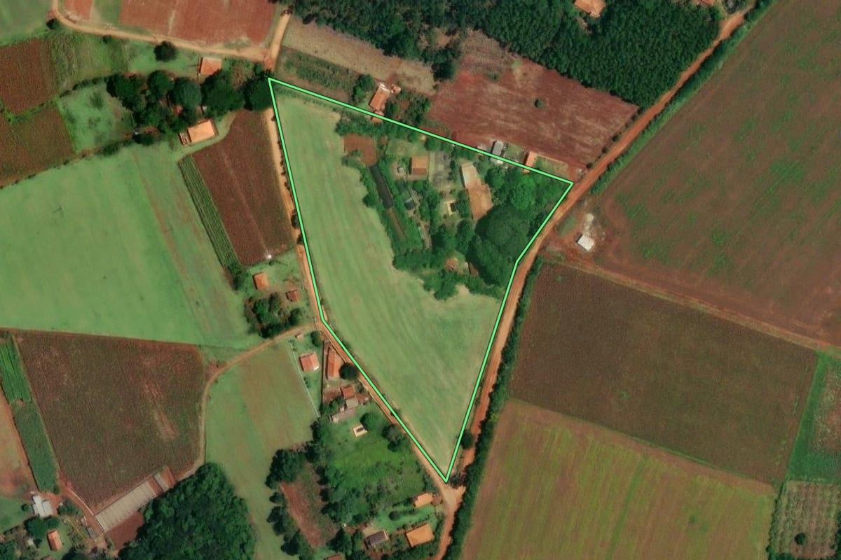 Imagem de satélite do imóvel rural em Itapetininga (SP), com o contorno declarado no CAR desenhado por cima.