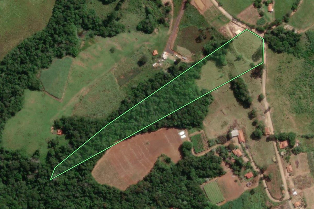 Imagem de satélite do imóvel rural em Itapetininga (SP), com o contorno declarado no CAR desenhado por cima.
