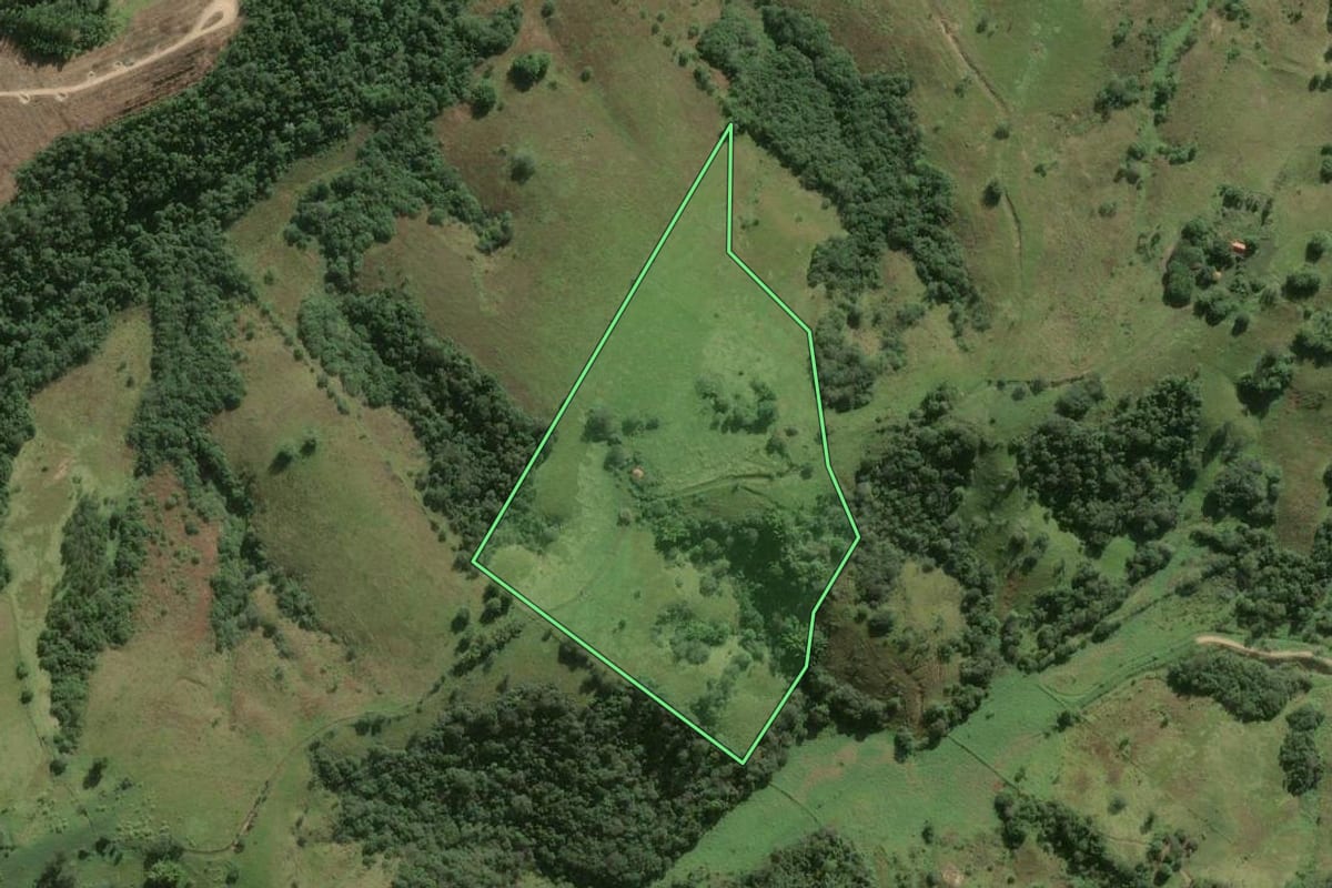 Imagem de satélite do imóvel rural em Itapetininga (SP), com o contorno declarado no CAR desenhado por cima.