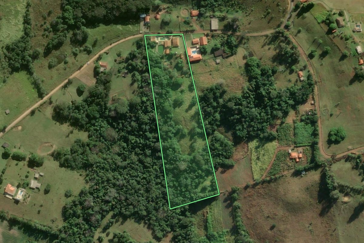 Imagem de satélite do imóvel rural em Itapetininga (SP), com o contorno declarado no CAR desenhado por cima.