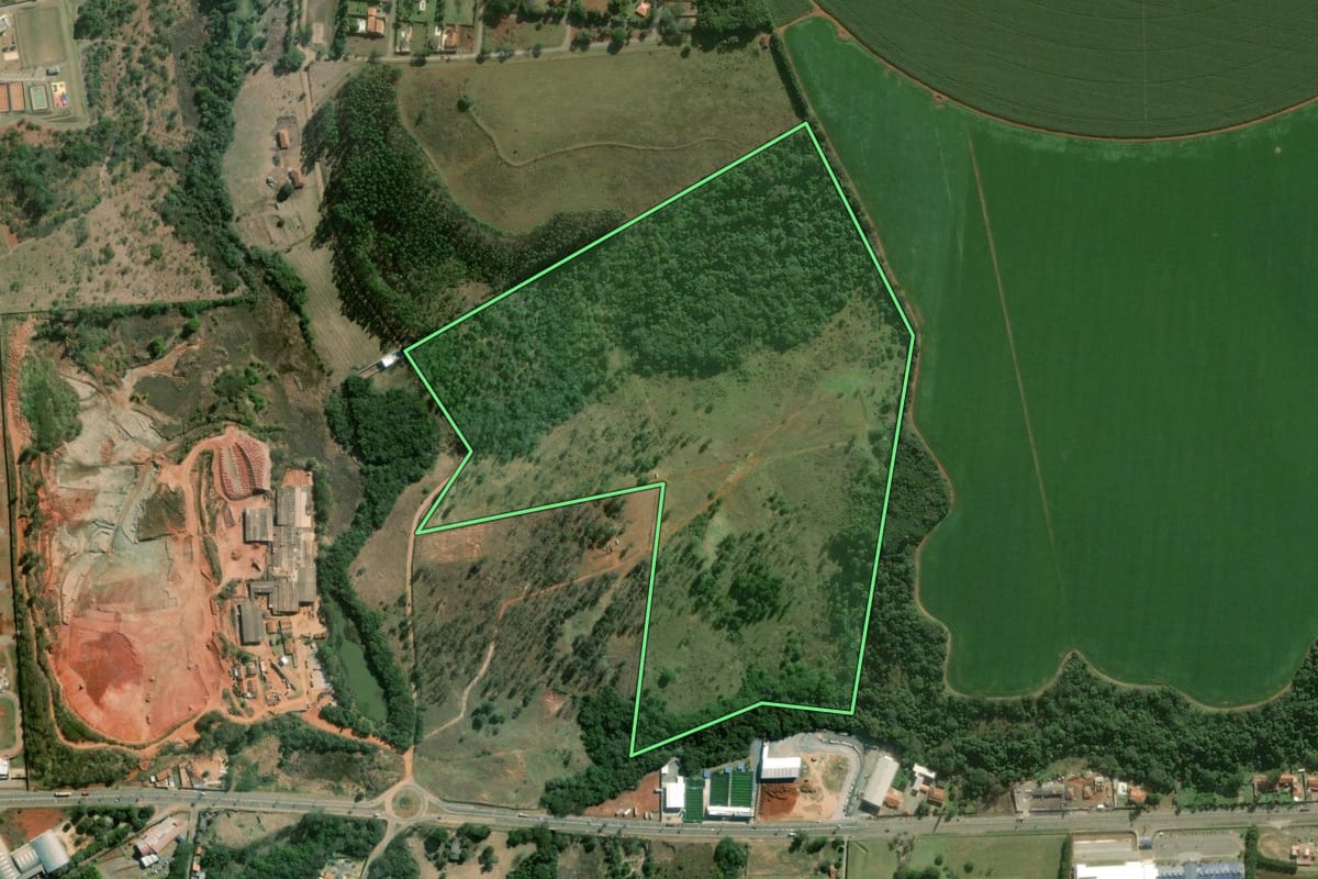 Imagem de satélite do imóvel rural em Itapetininga (SP), com o contorno declarado no CAR desenhado por cima.