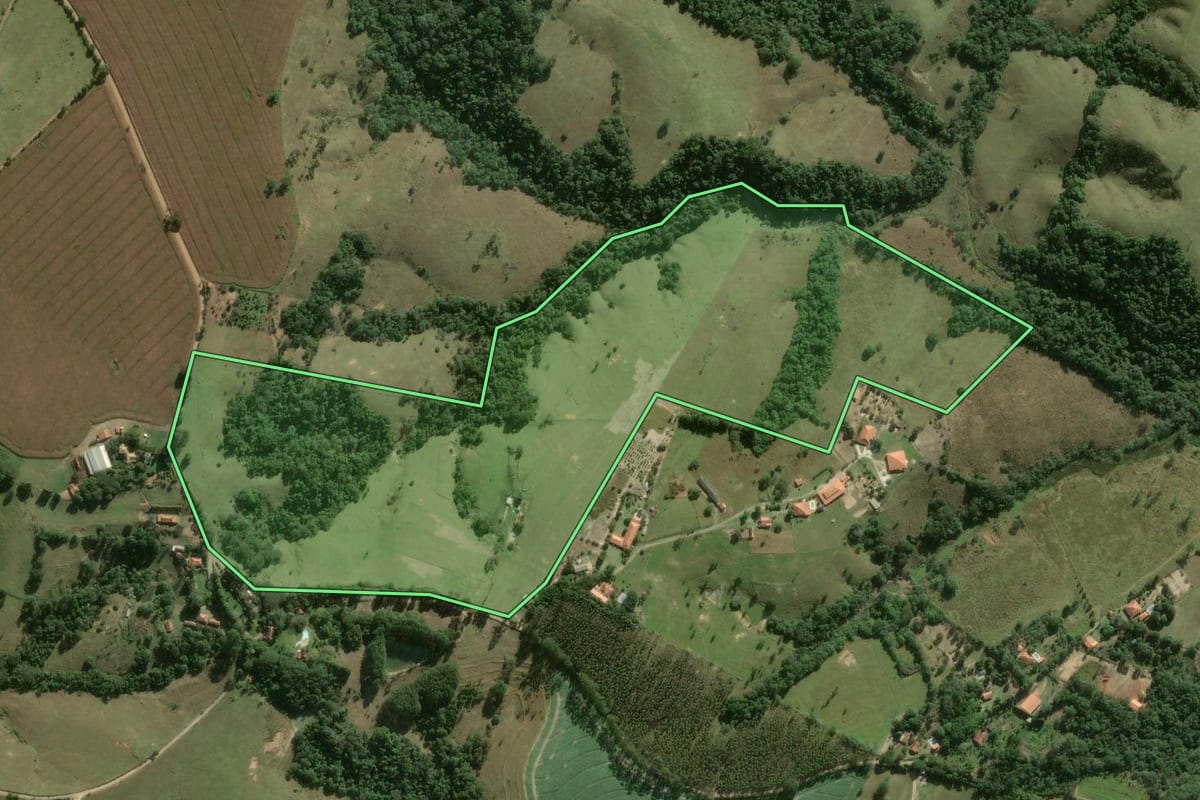 Imagem de satélite do imóvel rural em Itapetininga (SP), com o contorno declarado no CAR desenhado por cima.