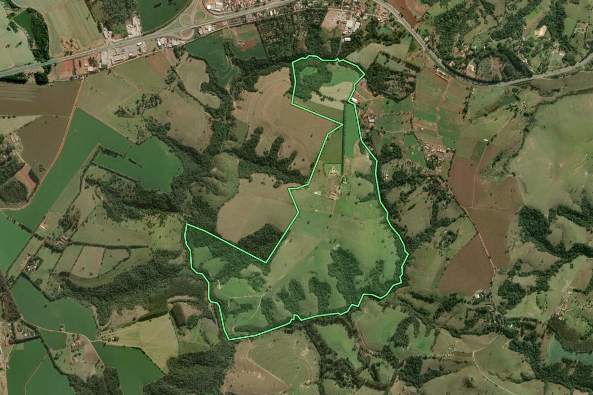 Imagem de satélite do imóvel rural em Itapetininga (SP), com o contorno declarado no CAR desenhado por cima.