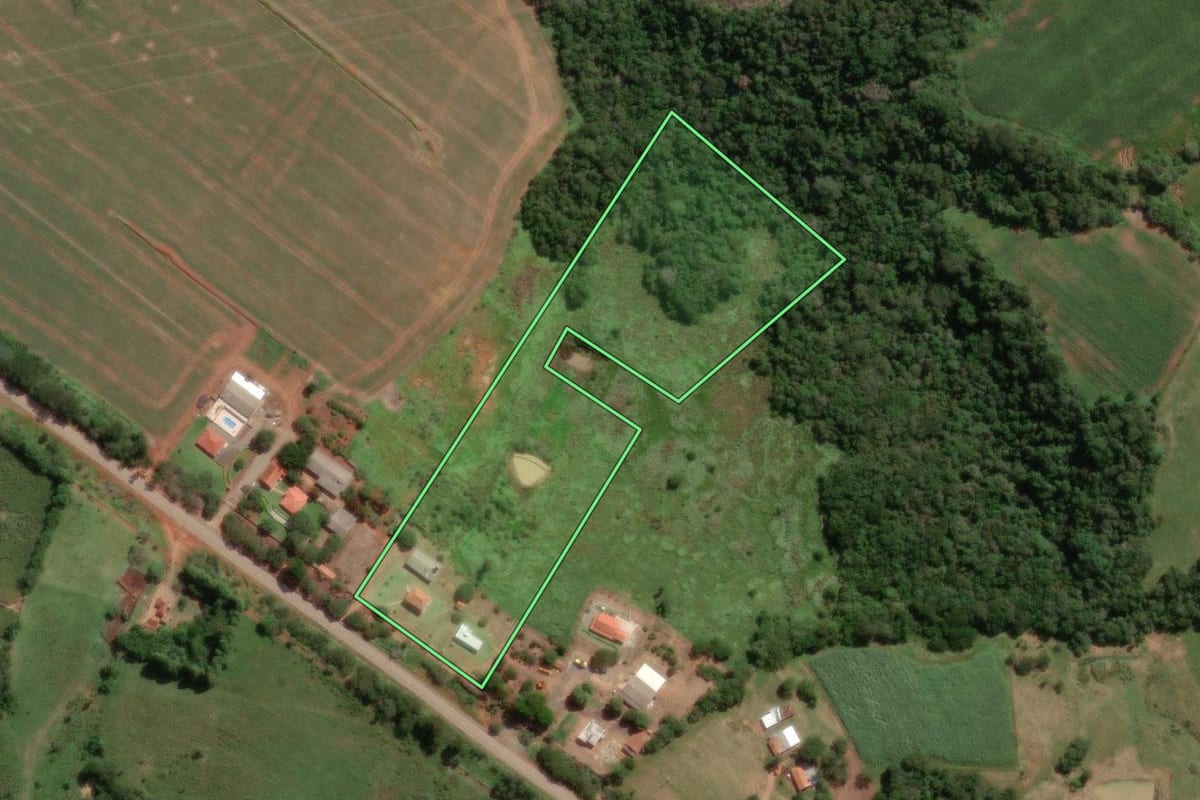 Imagem de satélite do imóvel rural em Itapetininga (SP), com o contorno declarado no CAR desenhado por cima.