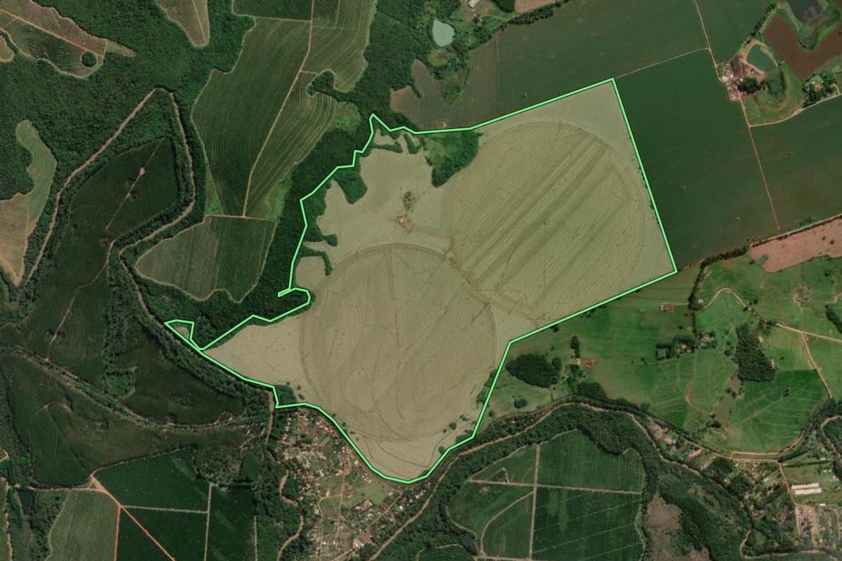 Imagem de satélite do imóvel rural em Itapetininga (SP), com o contorno declarado no CAR desenhado por cima.