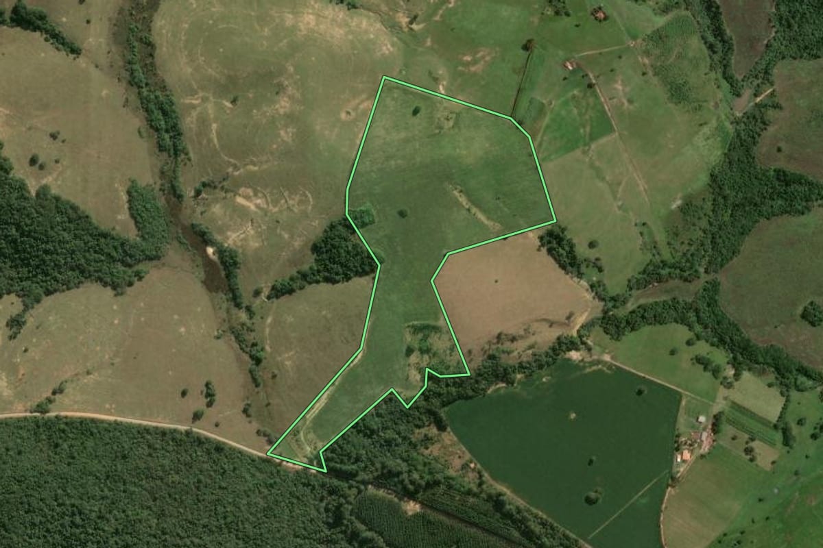 Imagem de satélite do imóvel rural em Itapetininga (SP), com o contorno declarado no CAR desenhado por cima.