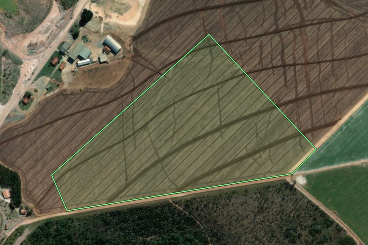 Imagem de satélite do imóvel rural em Itapetininga (SP), com o contorno declarado no CAR desenhado por cima.