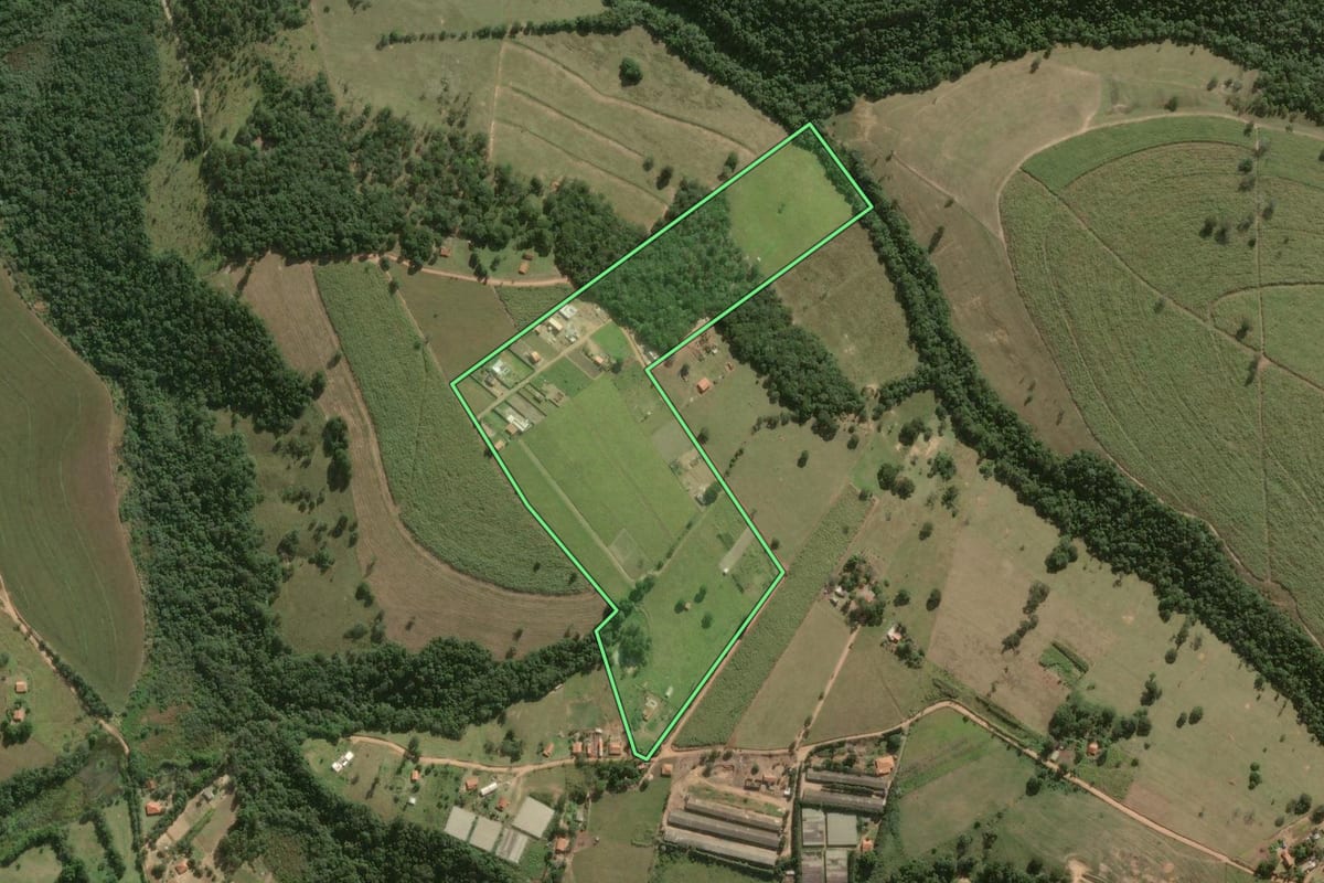 Imagem de satélite do imóvel rural em Itapetininga (SP), com o contorno declarado no CAR desenhado por cima.